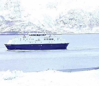 1.6 Rammebetingelser Transport og kommunikasjon med omverden Vei: Fv. 882 går fra Øksfjord og sørover til E6. Det er fergeforbindelse mellom Øksfjord og Tverrfjord.