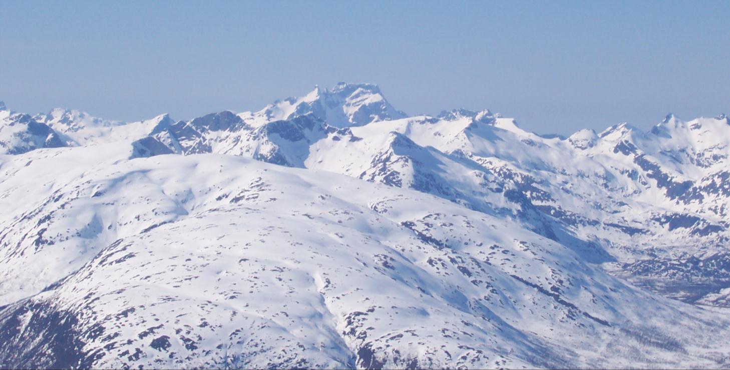 16 Utsikten fra Strandstind (1076m) er formidabel i alle retninger. Bildet over viser hvordan Tjeldsundet til venstre møter Kanstadfjorden til høyre sør for Lødingenhalvøya i midten.