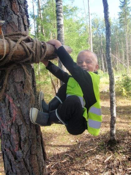 Utegruppe Hvorfor utegruppe? Vi tenker det er på sin plass at vi sier noe om hvorfor vi prioriterer å ha utegruppe som en del av det pedagogiske tilbudet i Helgelandsmoen barnehage.