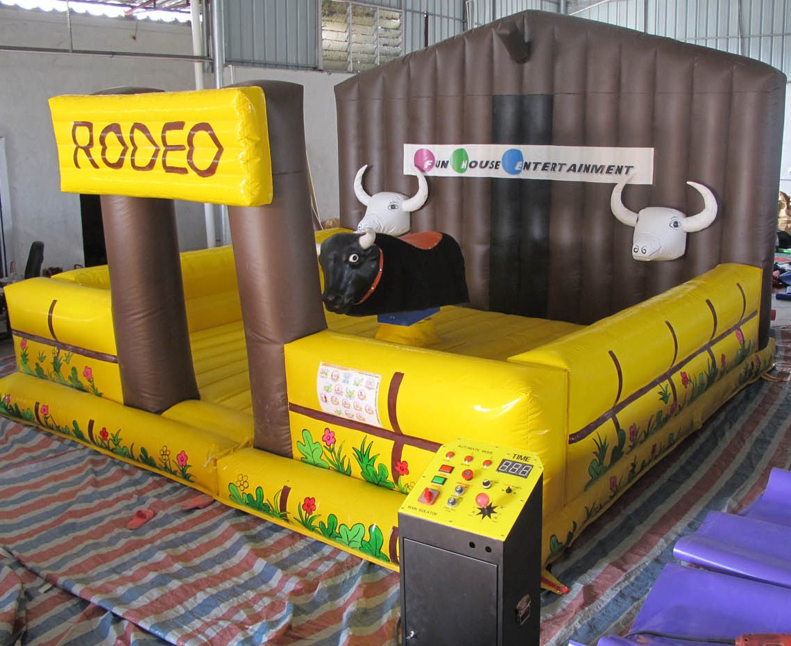 Rodeo-simulator En avansert og morsom aktivitet for alle aldre; Rodeosport som i Ville Vesten! Hvem blir sittende lengst på ryggen til den ustyrlige oksen?