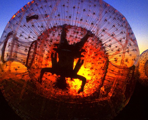 Fun Zorb Dette er aktiviteten som tar konseptet med oppblåsbar ball til nye høyder; Du befinner deg nemlig ikke inne i bare èn ball, men i