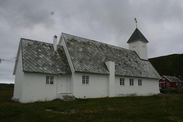 I tillegg hadde vi planlagt å også ta den i bruk som turistkirke. Den ligger så vakkert plassert på Ingøya med nærhet til det øvrige av øyas fasiliteter.