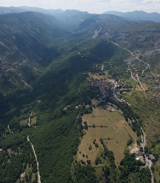 Med vinge i Gre olie res Av Bjørn Henrik Vangstein 2012. Det er mye pent å si om vårt kjære fedreland, men at Norge er paragliderpilotens paradis ville være å overdrive.