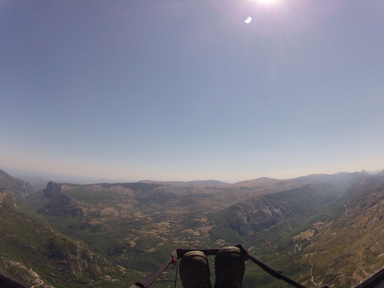 På vei mot Gréolières med utsikt sørvestover. Gorges du Loup og Gourdon til venstre. Middelhavet i det fjerne. Til Col de Bleyne og forbi?