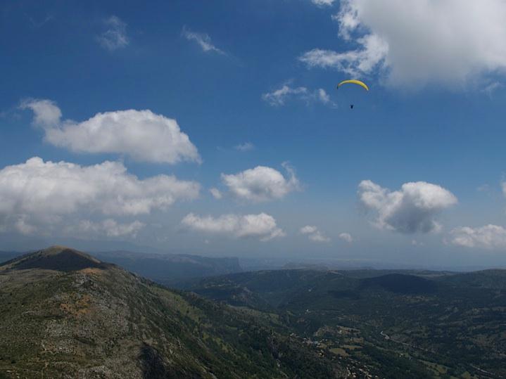 Passerer Coursegoules i fine forhold! Flyplassen i Nice og middelhavet skimtes østover. Foto: Brian Steele. Den vesle landsbyen Coursegoules ligger rett før den østre enden av fjellryggen.