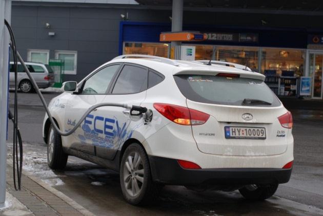 Tripptelleren viste 504,2 km og kjørecomputeren fortalte oss at det var hydrogen for 22 km igjen på tanken, hybridbatteriet var ladet opp til 60%.