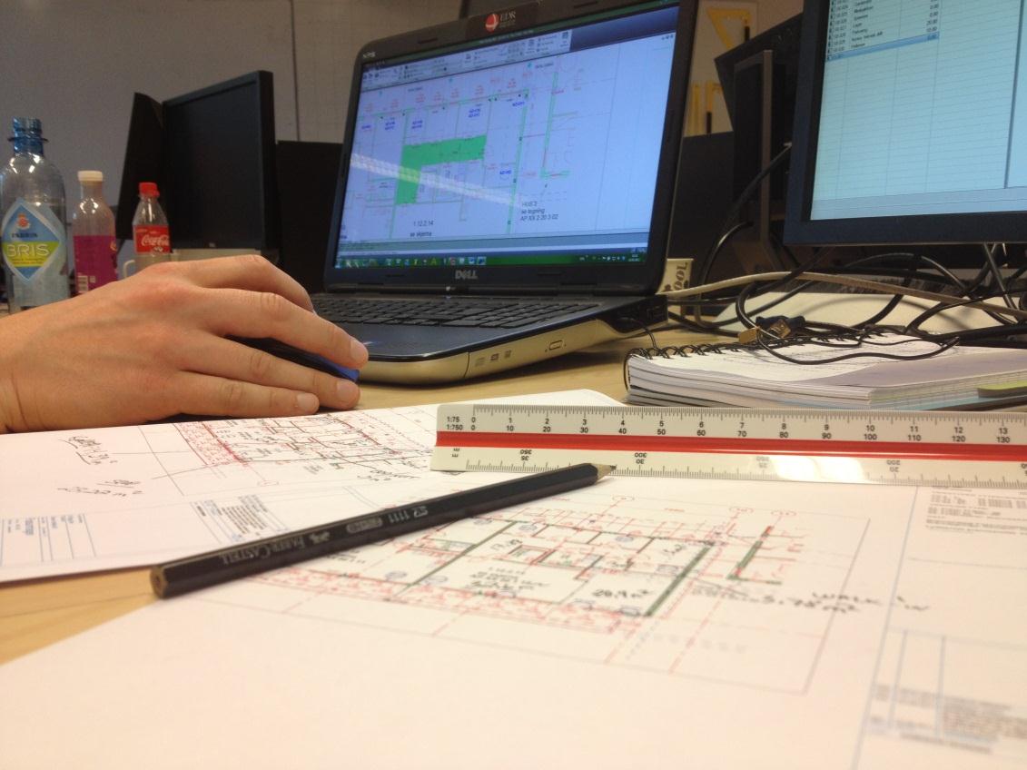 Da det var heller dårlig med oppgitte mål på plantegninger gikk vi over alle rom med arealmålvertøyet i AutoCAD for å få inn riktige arealer i alle rom, slik at disse målene