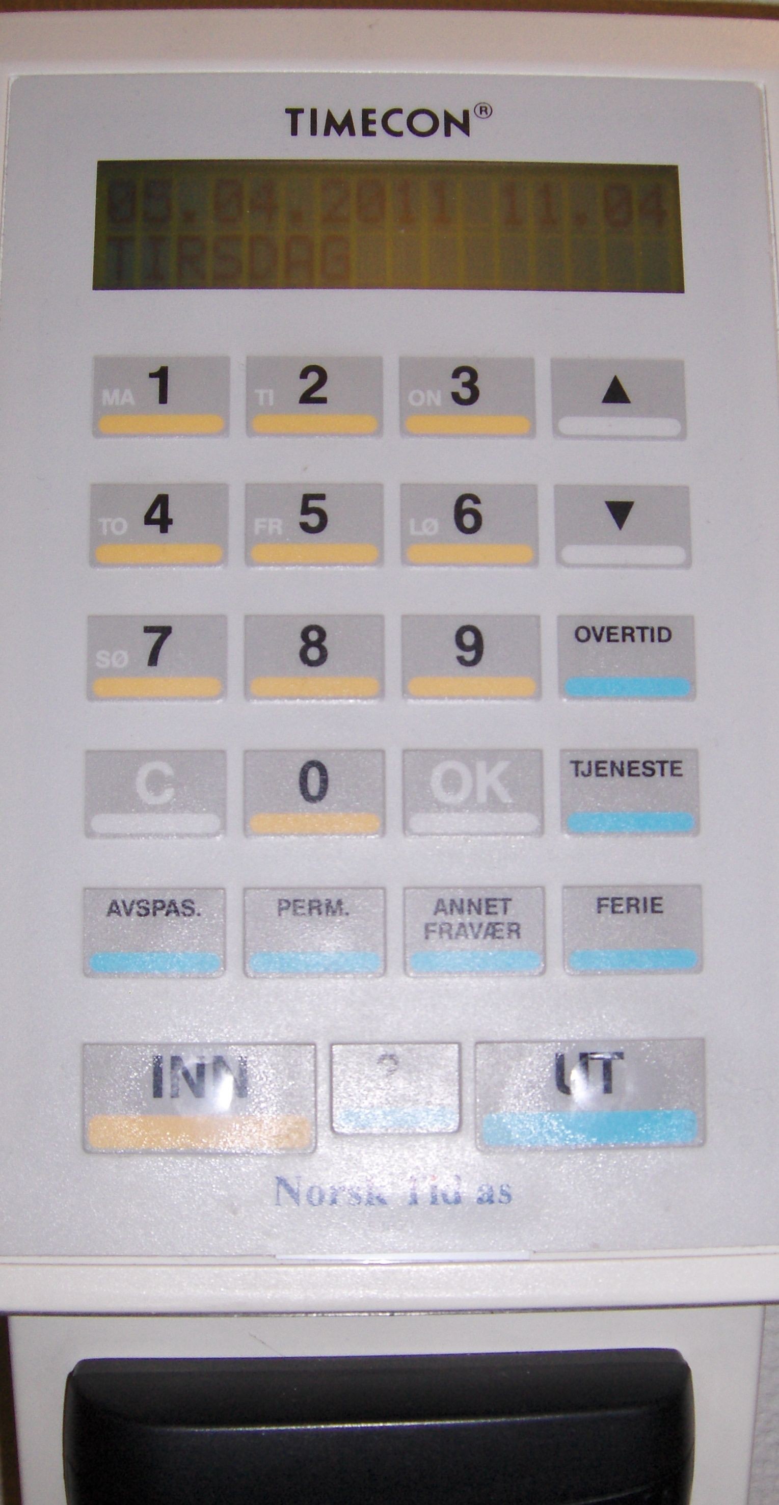 REGISTERING INN/UT PÅ TIDTERMINAL Før kortet foran leseren og trykk på knappen INN eller UT