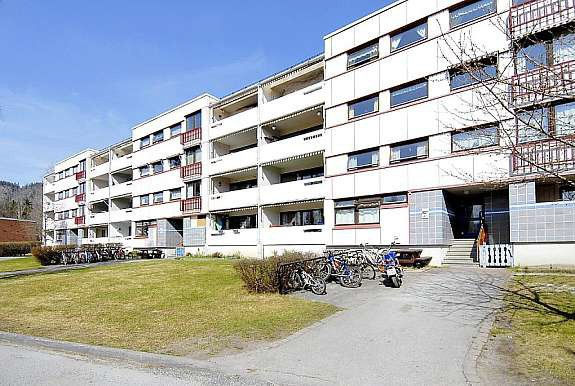 Ønsker du, som forkjøpsberettiget å benytte forkjøpsrett ved overdragelse av nevnte bolig, må ovennevnte søknadsskjema sendes vårt kontor senest innen tirsdag 28.04.15 kl. 12:00 SELGE BOLIG?