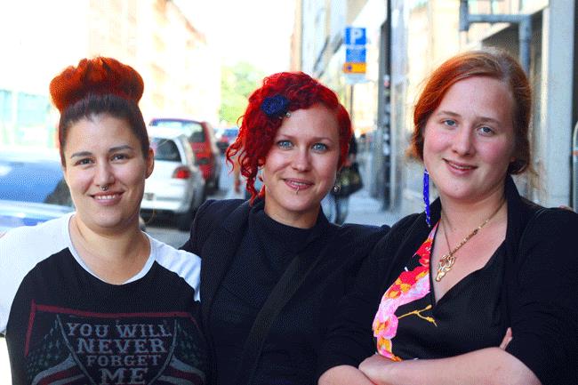 Flere steder karakteriserer hun dette fellesskapet: «(Jag, Hannah och Fanny. Man MÅSTE se ut så här om man ska få vara med i den exklusiva feministmaffian), i billedteksten fra post 21, 13.