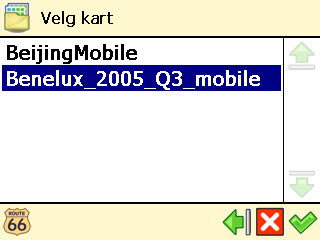 Velg kart ❶ I Hovedmeny, velg Kartalternativer. ❷ Velg Velg kart. ❸ Du får vist listen over tilgjengelige kart, med det aktive kartet uthevet. Velg et kart og bekreft valget med.