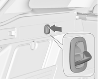 88 Oppbevaring og transport Stasjonsvogn: Handlenett kan henges opp i krokene i sideveggene i bagasjerommet. Trykk for å felle ut kroken.