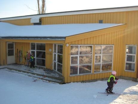 VELKOMMEN TIL UTØY BARNEHAGE Utøy barnehage har vært en kommunal barnehage siden 01.08.93. Utøy skole og barnehage er en enhet, med Solvår Elverum Heirsaunet som enhetsleder.