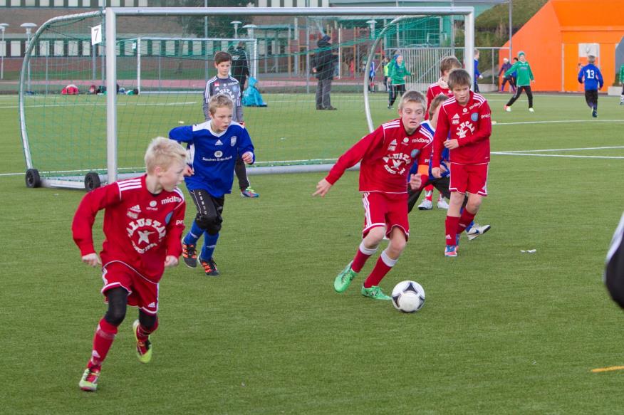 Vidar spillere klar for å gå i angrep Læringsmomenter 9-10 år (nye momenter uthevet) Taktikk 6-8 9-10 - høyre og venstre bak/høyre og venstre foran.