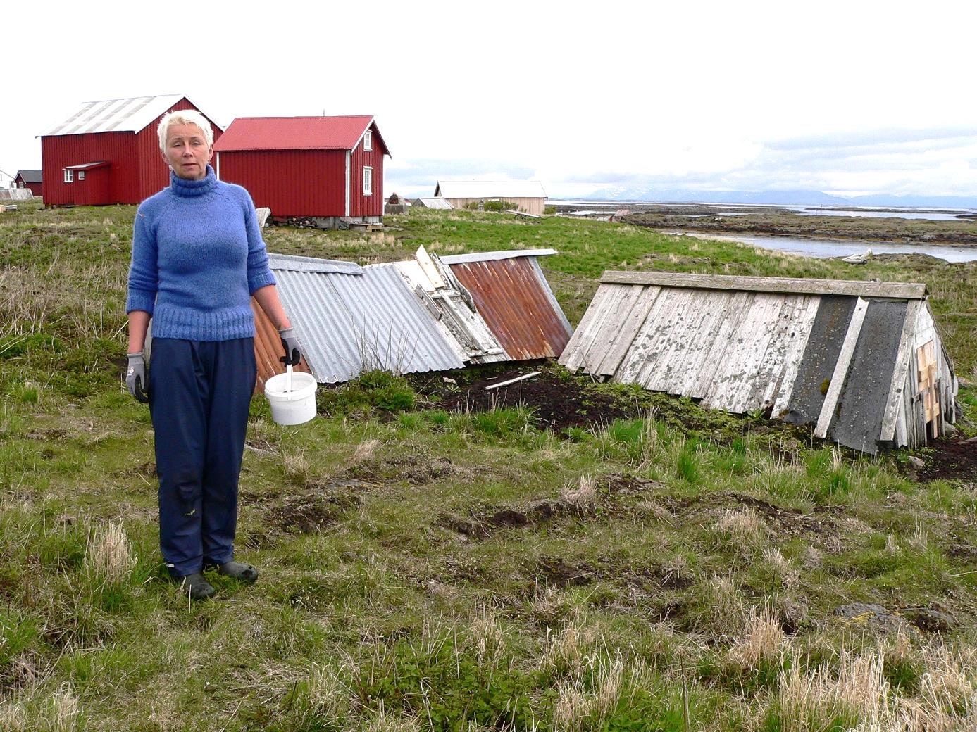 Hildegun Nordum ved to e-baner på Lånan, Vega kommun. Foto: Thomas H. Carlsen I Norge er det også vanlig å fôre ærfuglene (11 pers.), hovedsakelig med fiskeslo.