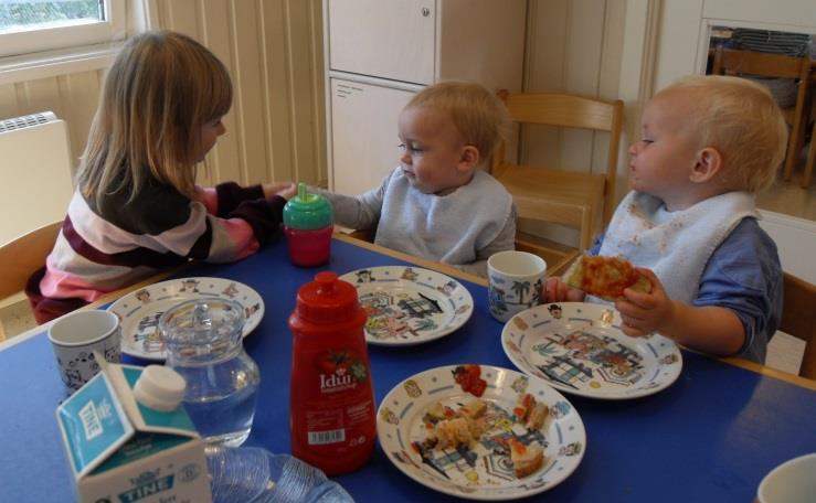 På stor base har barna muligheten til å være til stede på kjøkkenet under matlaging hver dag. På begge baser blir maten lagt på fat, slik at barna kan forsyne seg selv.