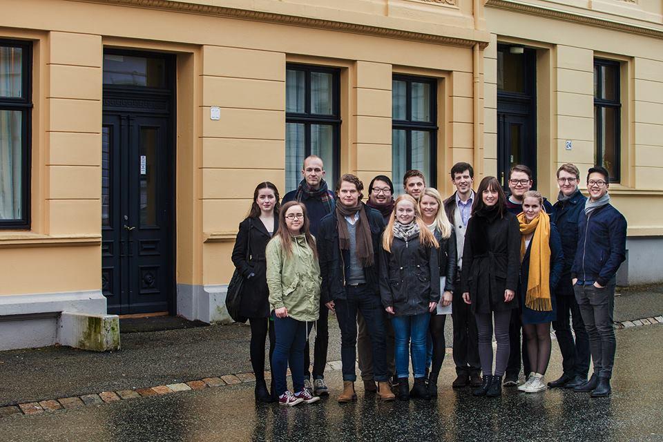 Til felles har vi at vi er engasjerte studenter som ønsker å gjøre en forskjell slik at alle sider ved studiehverdagen blir bedre. Våre grunnverdier er frihet, likhet og solidaritet.