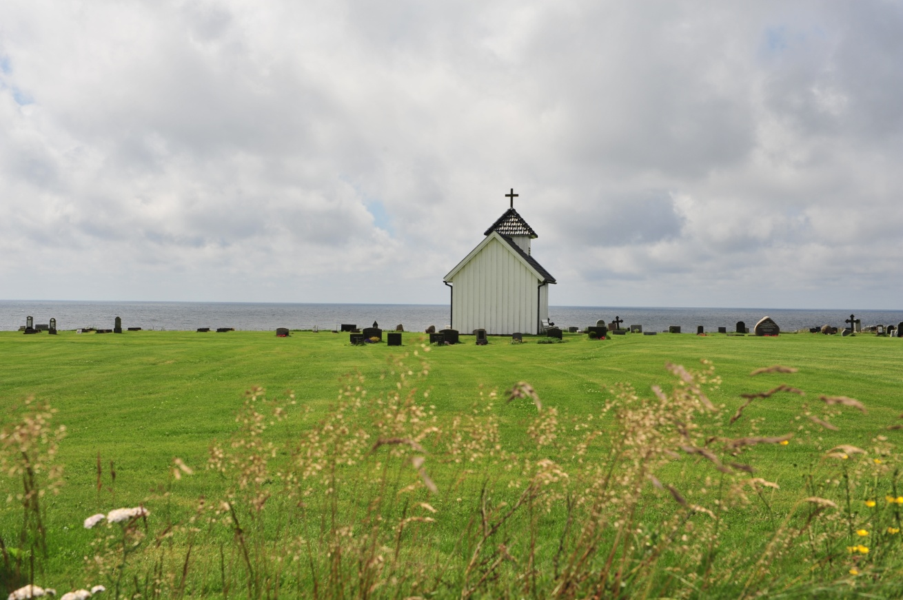 4 STIKKA UTSYN TIL EVIGHETEN O G SÅ FERDEN TIL DER HO MOR ligg. Varhaug gamle kyrkjegard. Like i havkanten. Ved Bratland veikryss peker pilen mot Nord-Varhaug.