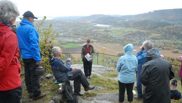 til Skuibakken Søndag 12. oktober ble det i samarbeid Skui vel arrangert kulturhistorisk vandring fra Skuibakken.