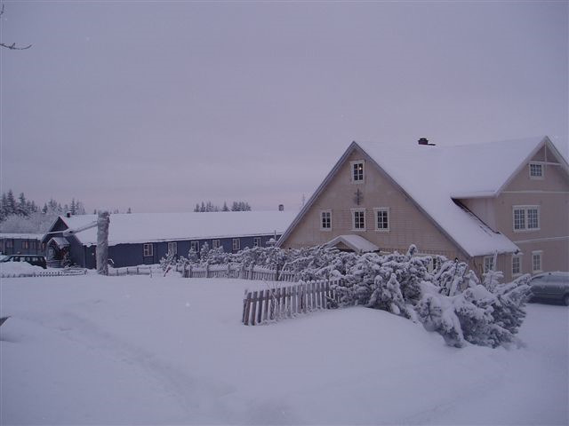 Jeg forteller dem på nytt at i Norge må vi kle oss på en annen måte enn i Afrika. Jeg bretter opp buksebeinet og viser fram at det er ullstillongs under.