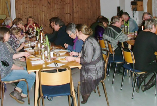 Godt over 200 middagsgjester tilsammen Velkommen! Hilsen styret Ottar Monsen, Trond Sødal og Jens har blitt servert på 5 krokvelder av flinke dugnadskokker og medhjelepere.