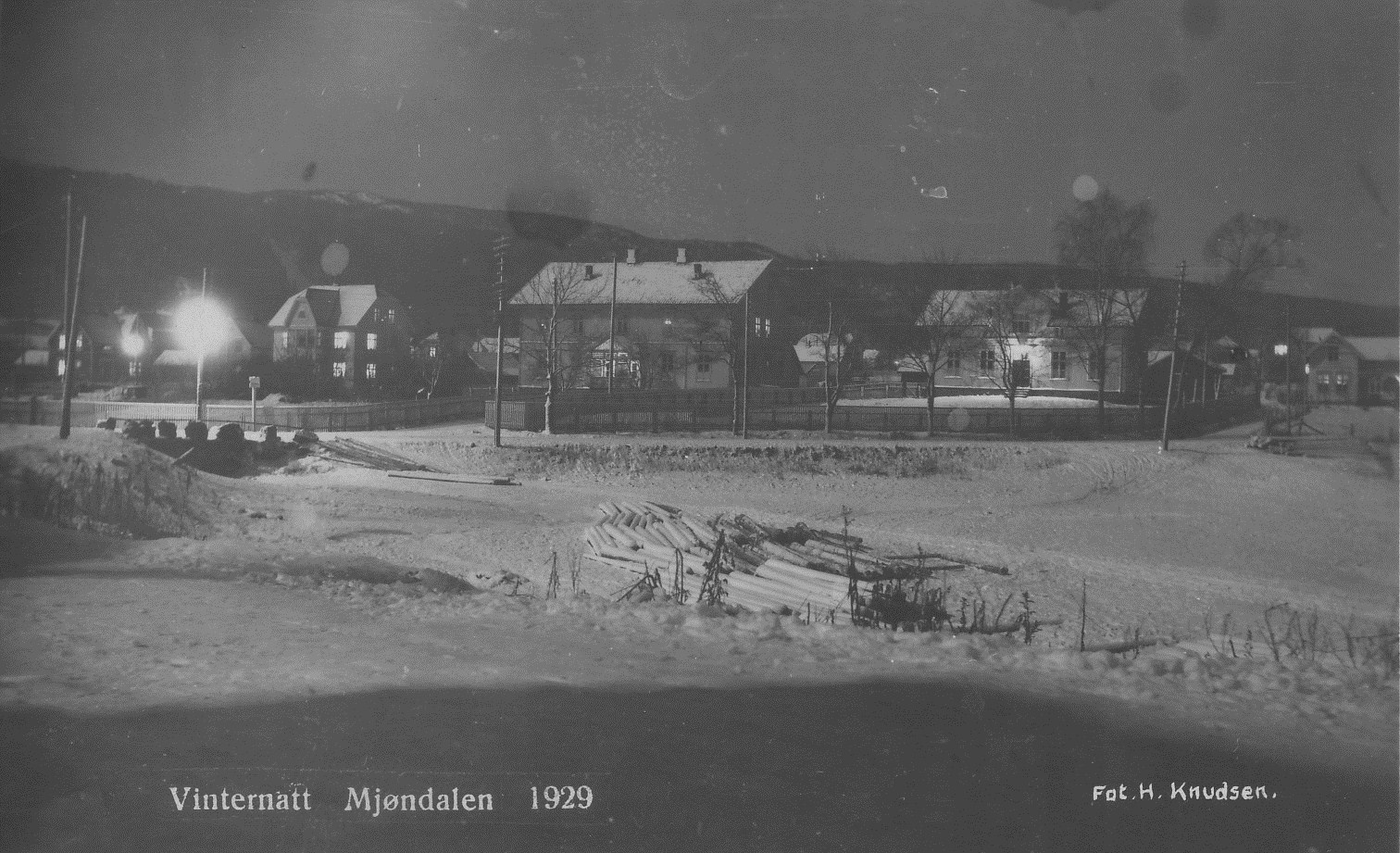juni 1967. De to bygningene i midten er Mjøndalens gamle skolelokaler fra 1890 (til høyre) og 1900.