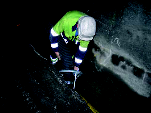 Bankett, betongrekkverk og grøfter Deler av banketten (halvdelen nærmest fjellveggen) som var i tunnelen fra før, ble fjernet ved hjelp av gravemaskin og kjørt vekk.