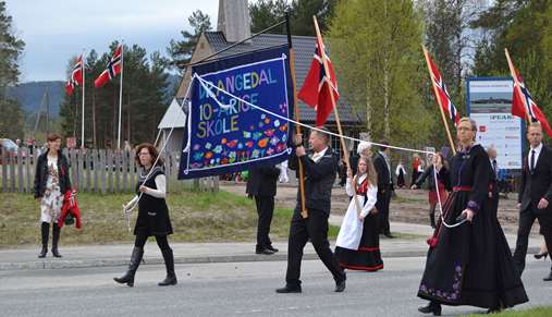 17. mai toget med fane fra Drangedal