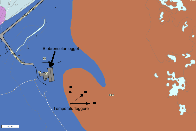 Biobrenselanlegget til Dyrøy Energi AS er lokalisert vest for Finnlandsmyran, i området hvor de marine strandavsetningene møter myrområdet.