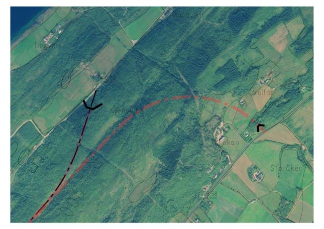 26 Alternativ 2: Traseen starter ved Sørnavika der den skjærer inn i fjellet under Stokkaåsen.