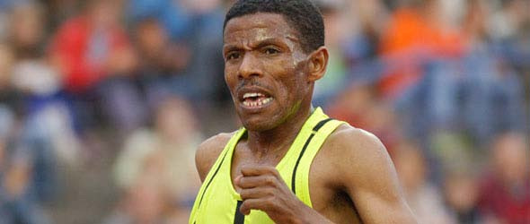 Oppgave 6 (8 poeng) Haile Gebrselassie fra Etiopia har vært en av verdens beste langdistanseløpere. I tabellen nedenfor ser du hans beste tider på noen distanser.