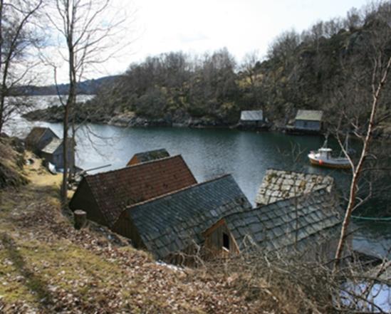 Naustmiljø Sjøbruksmiljø med notbuer og naust i Gloppevågen. Naustmiljø KULTURMINNE FRÅ SAMFERDSLE Frå gamal tid var sjøen den viktigaste framkomstvegen.