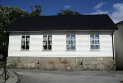 Offentlege bygg og forsamlingshus I Fitjar er det fire offentlege bygg og forsamlingshus som er vert definerte som kulturminne. Fitjar tinghus bygd i 1965.