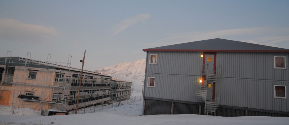 Arktisk byggeskikk i Longyearbyen er noe spesiell med at hus/bygningsmasse settes opp på pæler, noe som under byggverk fører til høy luftgjennomstrømning. Varmekabler går i rørkasser under boligene.