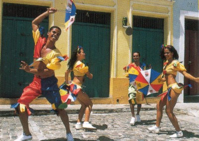 Kultur Ånden i brasiliansk kultur er et resultat av blandninger av forskjellige kulturer som innvandrerne bragte med seg. Musikk, kunst, arkitektur og matkultur - alt i Brasil er en fargerik blanding.