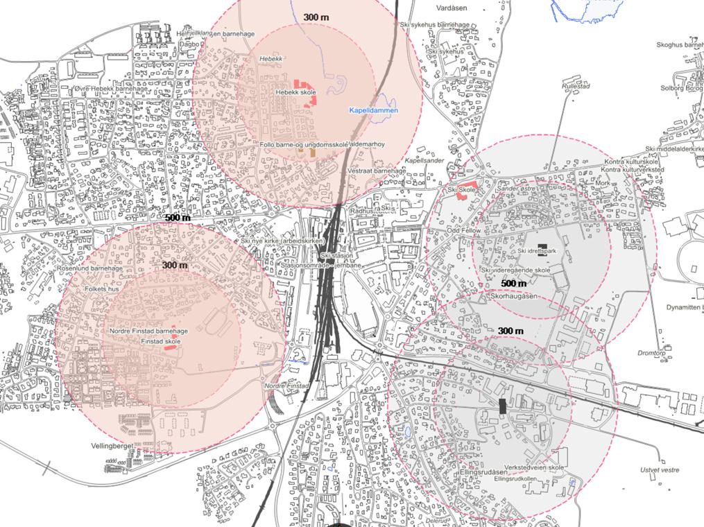 Ski skole lokalisert der den ligger i dag. Avstandssirkler rundt skolene, hhv. 300 m og 500 m.
