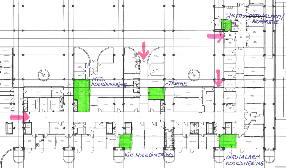 Patienter til akutmodtagelsen kommer inn via 4 ulike innganger (vist med rosa piler). Det er mulig også å komme inn via ytterligere to dører fra ambulanseinnkjøringen.