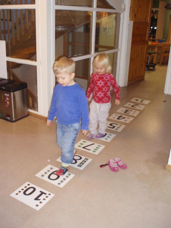 Fagområdene 1-2 år 3-4 år 5-6 år Antall, form og rom Barna bruker spontan telling. Fokustall 1-3 Vi utnytter hverdagsaktiviteter hvor man kan snakke om tall, rom og form.