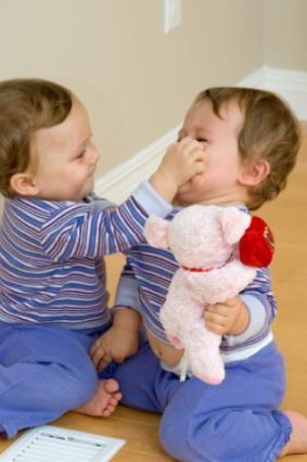 Fysisk aggresjon blant små barn er en naturlig, og delvis medfødt måte å uttrykke sinne på, Selv om de fleste barn lærer seg å kontrollere fysisk aggresjon ved 2 års alder, så er det en