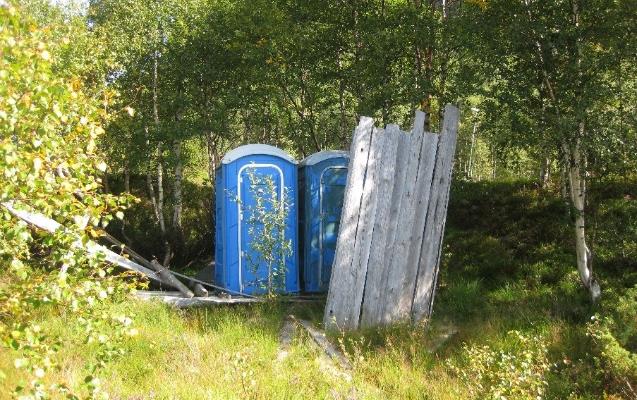 Figur 17: På bildet ser vi en oppmurt grillplass som kan trenge noe vedlikehold. Figur 18: I området rundt badeplassen er det flere småplasser som er ideelle for grilling og benker.