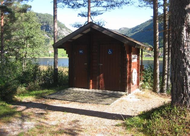 4.2.9. Øksendal Her finner vi en av de best tilrettelagte badeplassene i Sirdal, med både toalett, bord og benker. Det er også gressplen på området som gir plass til aktiviteter som lek og ballspill.