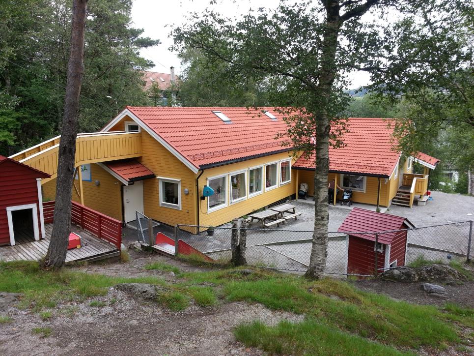 Barnehagens egenart Liten og god som gull! Kidsa Eidsvåg er en liten nærmiljøbarnehage som ligger idyllisk til i Eidsvåg, med kort vei til fjell, skog og sjø.