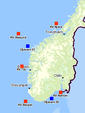 Figur 4.2 Oversikt over kystvaktskip med røde symboler og kystverkets oljevernfartøyer med blå symboler i nærhet til utredningsområdet.