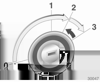 16 Kort og viktig Automatgir P = parkering R = revers N = nøytral D = kjøring Girvelgeren kan bare flyttes fra stillingen P eller N mens tenningen er på og bremsepedalen er inne (girvelgersperre).