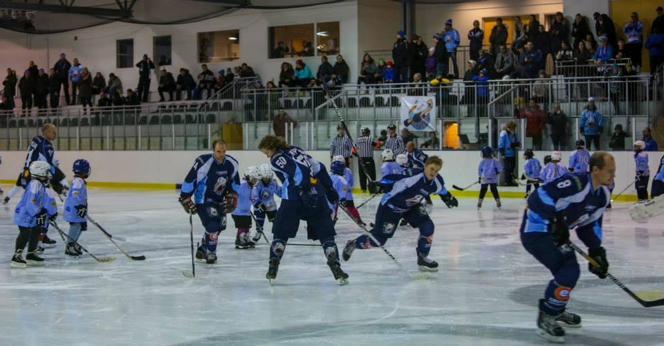 Skøyte og Hockeyskolen gir barna de erfaringene og ferdighetene som er nødvendige for å begynne med ishockey på vanlige lag.