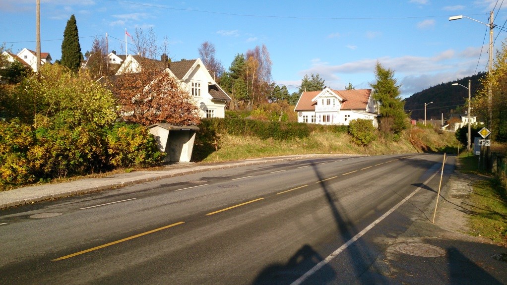 16 Figur 17: Ravnåsveien (Fv.7) som ligger vest for planområdet og har en fartsgrense på 50 km/t. Avkjørsel fra høyre fører ned til planområdet (kilde:cowi). 3.