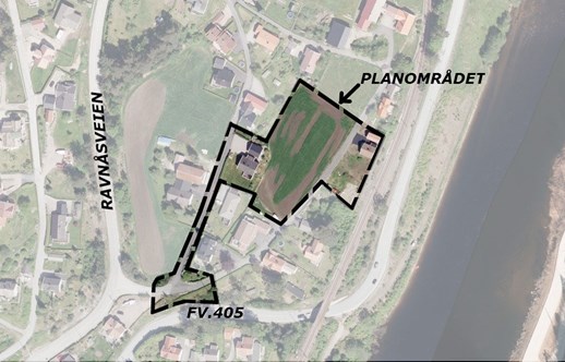 For å komme til planområdet kjører man nordover på fv. 405 fra Mosby, tar av til venstre fra fylkesveg 405 ved avkjørselen inn til Ravnåsveien (Fv. 7).