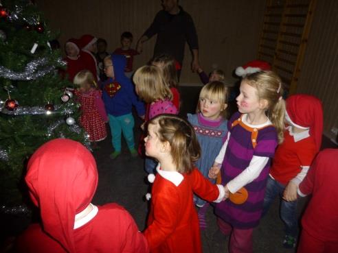 Fokusord: Jul, advent, tradisjon, glede, lucia, juletre, bake, nestekjærlighet, julefred Nissefesten Vi samles og går rundt juletre mens vi synger julesanger. Kanskje kommer nissen til barnehagen?