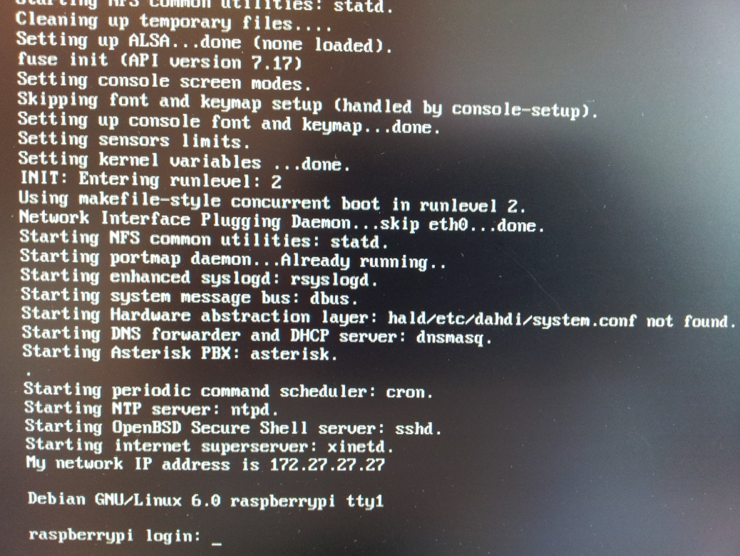 Figur 3.3 Raspberry Pi med loginprompt. Vises her etter oppsett av nettverk og installasjon av Asterisk. SIP-trafikk og vi gjennomga r ikke dette her.