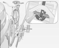 58 Oppbevaring og transport 6. Fest også begge hjulene til den tredje sykkelen i hjulutsparingene ved bruk av festestropper. Det anbefales å feste et varselskilt på bakre sykkel for å øke synbarheten.